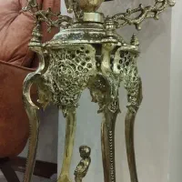 ظرف میوه برنجی کنار سالنی