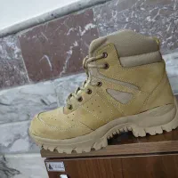 نیم بوت|کیف، کفش، کمربند|سرخس, |دیوار