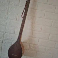 سه تار حیدری و تابلو و فانوس