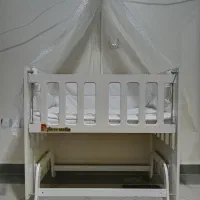 گهواره تخت کنار مادر نوزاد
