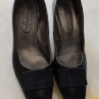 تعدادی کفش زنانه و مردانه