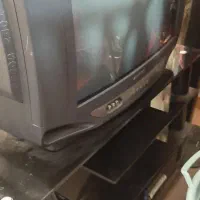 میز تلویزیون شیشه ای و تلویزیون سامسونگ