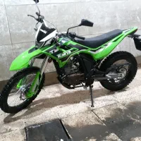 یک دستگاه موتور سیکلت T4 تریل