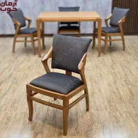 آقای میز و صندلی در کنار شما