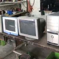 کیس کامپیوتر و سه عدد مانیتور همه سالم