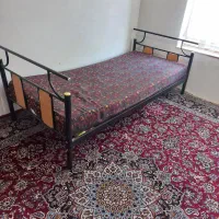 تخت فلزی یک نفره با تشک سالم
