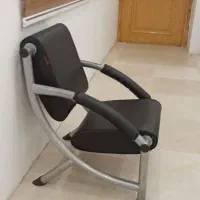 ۳تا صندلی انتظار و۴تا میز