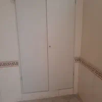 یک عدد درب کمد دیواری با چهارچوب اهنی