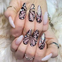 کاشت ناخن و پدیکور و مانیکور خیس یلدا