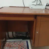 میز تحریر و کامپیوتر