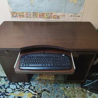 میز و کیبرد کامپیوتر