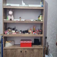 کمدکتابخانه چهارطبقه و دو کمد پایین دارای دو طبقه