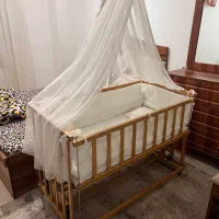 تخت کنار مادر