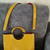 تعدادی کیف و لباس و روسری
