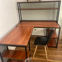 میز تحریر و کتابخانه