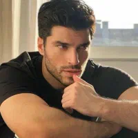 آقا با ظاهر متناسب برای مدلینگ