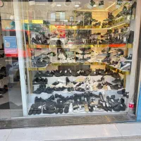 ویترین مغازه کفش فروشی