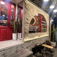 کمک آشپز علاقه مند به گریل و پاستا