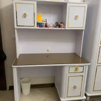 میز تحریر و کتابخانه