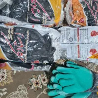 تعدادی دستکش وماسک نو