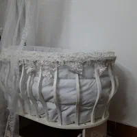 گهواره و تخت کنار مادر