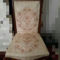 دو عدد مبل میزبان