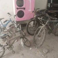 تعدادی دوچرخه ولوازم