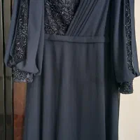 پیراهن مجلسی رنگ سورمه ای سایز ۵۰ به ۴۸ میخوره