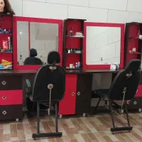 دکورارایشگاه و میز ناخن و یه دست مبل