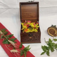 شکلات کادویی شیرین عسل جعبه چوبی