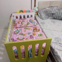 تخت کنار مادر