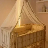 گهواره و تخت کنار مادر