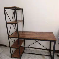 میز تحریر و کتابخانه