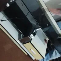 یک عدد بوفه تمیز در حد نو میباشد یکی هم میز