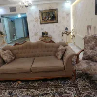 یک دست مبل راحتی و میز استیل جلو مبلی سلطنتی