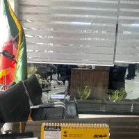 کارمند در دفتر پیشخوان دولت
