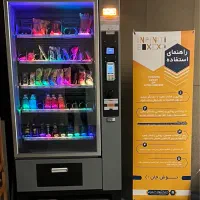 راننده با ماشین برای حمل محصولات سوپرمارکتی