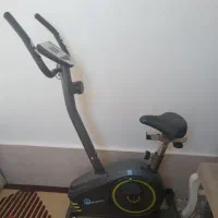 دوچرخه ثابت وبعد میز غذا خوری با ۴عدد صندلی