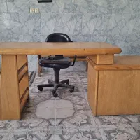 میز و کتابخانه