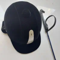 کلاه و شلاق اسب سواری