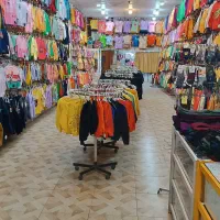 یک باب مغازه فعال به همراه اجناس لباس بچه گانه