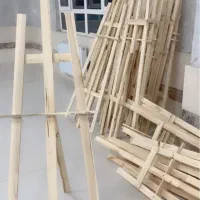 سه پایه بوم نقاشی و تاج گل