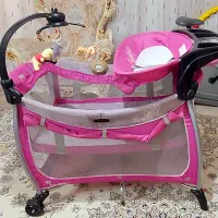 تخت گهواره ای کودک موزیکال تاشو با کارتن