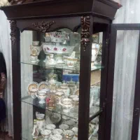 ویترین چوبی شیشه‌ای در حد نو