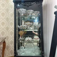 بوفه سالم و تمیز پشتش هم آیینه بزرگ