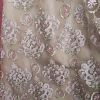 یک دست لباس محلی نو و یک تومون محلی و پیراهن تک|لباس|صدرا-فارس, فاز ۱|دیوار