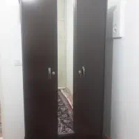 کمد چوبی دودر وسط آینه