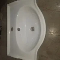 دوتا توالت فرنگی و یک عدد روشویی در حد نو