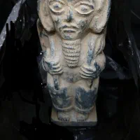 مجسمه سنگ باستانی