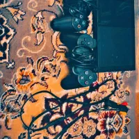 یک عدد پلی‌استیشن دو با تلویزیون